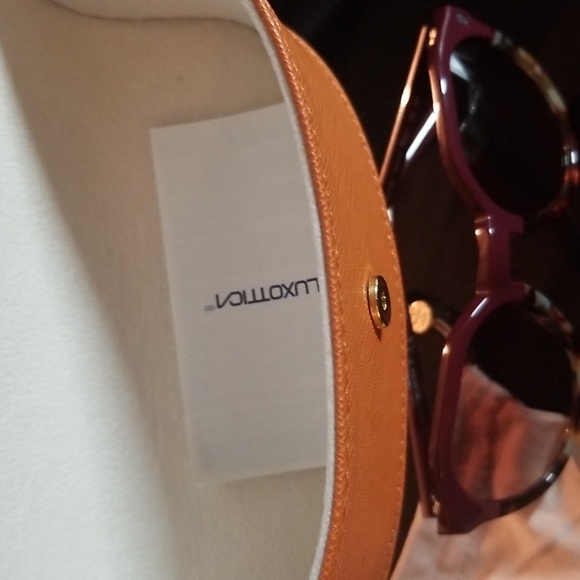 Tory Burch sunglasses with protective case and bag - Picture 5 of 14